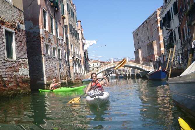 2 Hour Venice Canal Kayak Tour - Premium experience by day - Tight Turns and Real Boat Traffic: Staying Safe on Busy Water