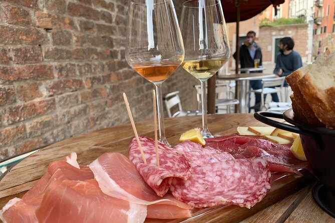 A Venetian Evening: Wine Tasting and Cicchetti with a Local Guide - Venice by Foot, Wine in Hand: What This 3-Hour Cicchetti Night Delivers