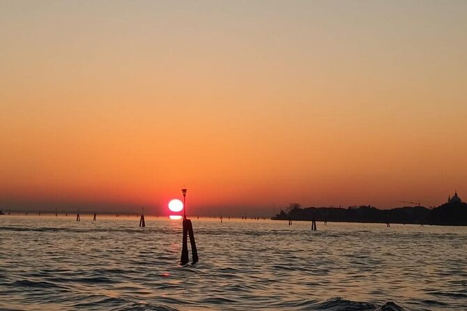 Aperitif at sunset in the Venice lagoon on a private boat. - Isola delle Vignole: the island of seven vineyards and Venetian holidays