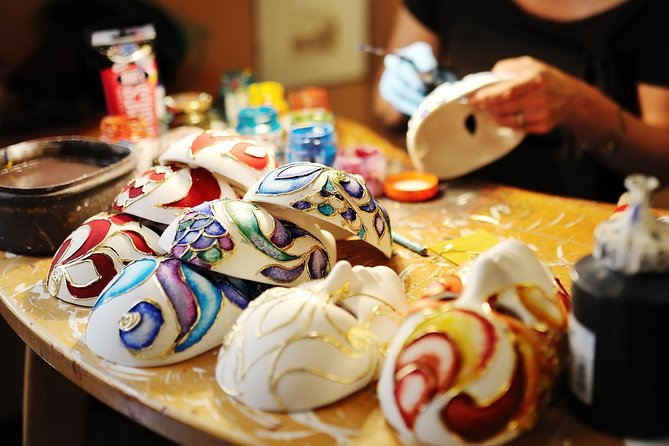 Carnival Treasure Hunt & Mask Painting Workshop - The Special Carnival Edition app: how the hunt really works