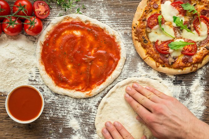 Cesarine: Small Group Pizza and Tiramisu Class in Venice - Where You Meet at Chiesa di San Giacomo di Rialto (and Why It Helps)