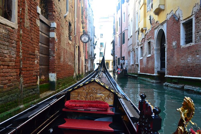 Charming Gondola Ride on the Grand Canal & Gondola Gallery™ - Nightfall, rain, and wind: how the timing affects what you see