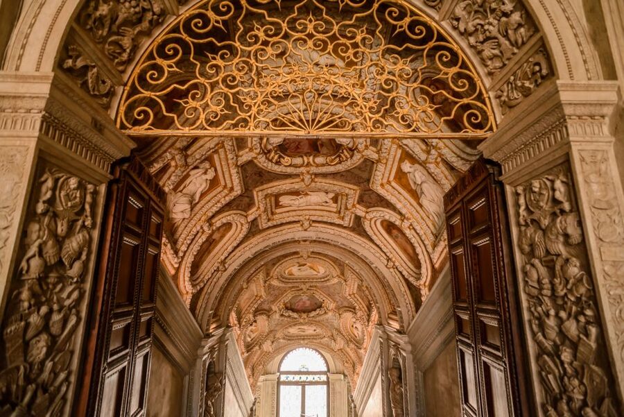 Doge's Palace & St. Mark's Basilica with Terrace Access Tour - What guides do best on this route: the difference you feel