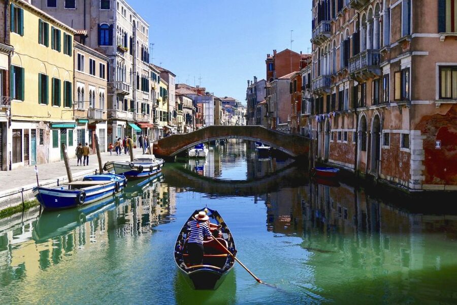Evening Walking Tour with optional motorboat Ride - Language Options: Choosing Between English, Spanish, or Italian
