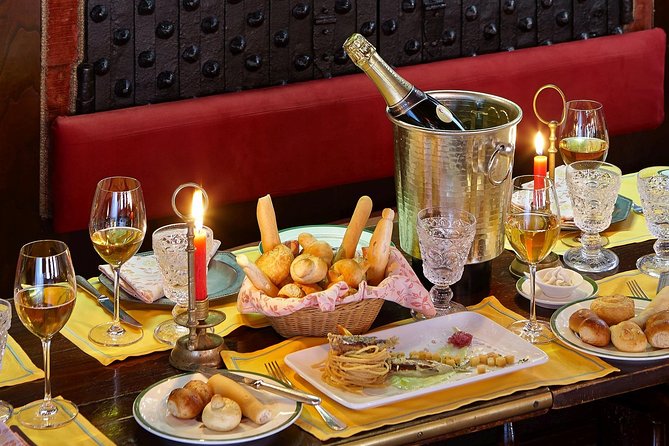 Four-course Food & Wine Pairing Elegant Dinner in Venice - Summer courtyard charm and winter ship-style dining