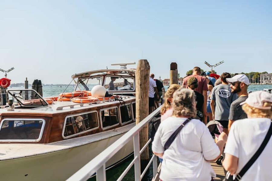 From Venice: Murano & Burano Guided Tour by Private Boat - Murano Free Time and Shopping: How to Make It Feel Unhurried