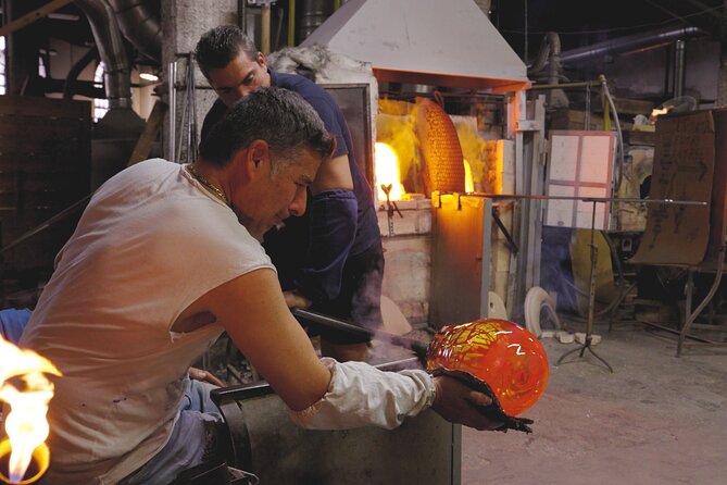 Glass Blowing Experience with Glass Master - The glass master demo: horses, tweezers, and real technique
