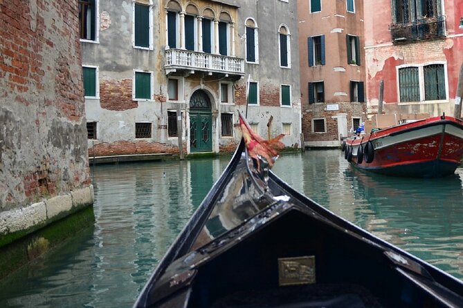 Gondola Ride and St Mark's Basilica - The gondola ride on the Canal Grande: why the route feels special
