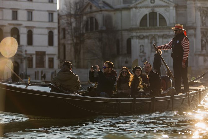 Grand Canal Gondola Experience with Live Commentary™ - Gliding Past the Icons: Grand Canal Views You Can Name