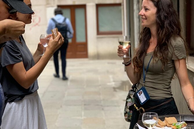 Guided Small Group Kickstart Food Tour of Venice - Gondola and market fees: small costs that affect your final total