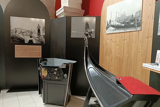 History Gallery: Venice in the Past 3D Experience - Stepping into a real gondola section, not just a screen
