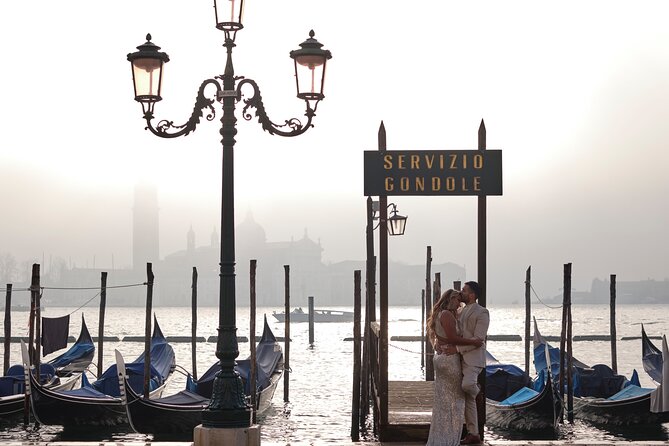 Iconic Photos and Adventure in Venice - Start at Ponte di Rialto: the most famous bridge, handled the right way