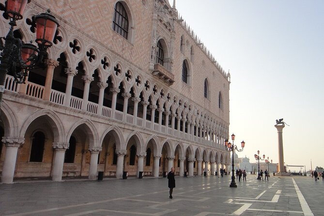 Kingly Venice: Doge Palace Ticket, Guided Tour & History Gallery - Meeting Point and ticket handoff: how to prevent a bad start
