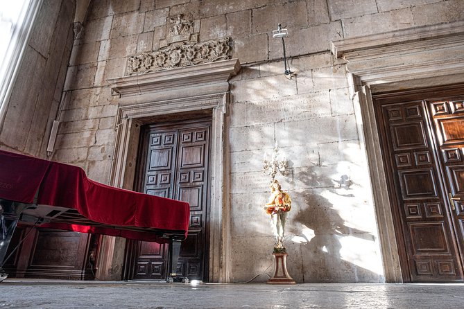Lords of the Night Prisons Palace: Cells & Torture Tools Visit - Meeting Point and Stairs: Simple Logistics That Matter