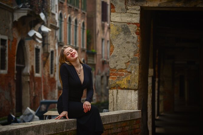 Luxurious Photoshoot in Venice - A private Venice photoshoot that swaps selfies for real direction