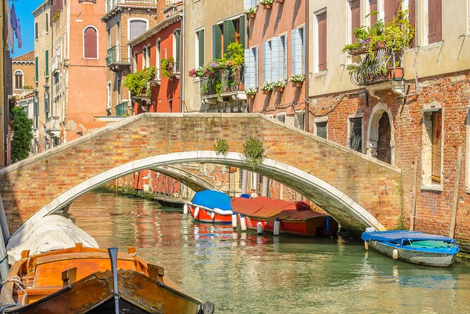 Murano & Burano Islands Guided Small-Group Tour by Private Boat - Burano lace and color: the island that makes photos easy