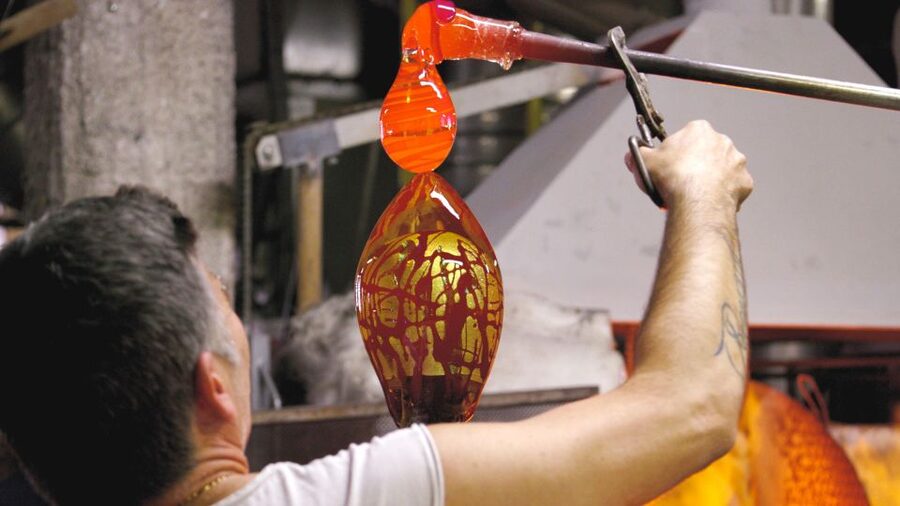Murano: make your item with a glass master and take it home - Showroom time: buy better Murano glass and arrange shipping