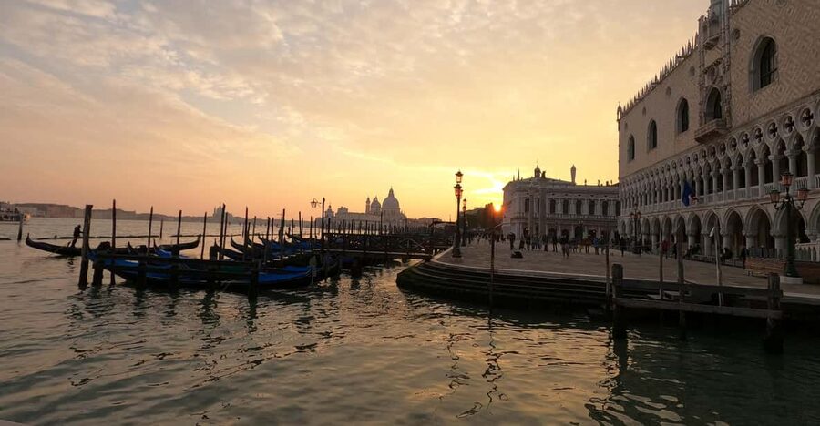Photo with a professional photographer in Venice - Key Things to Know Before You Go