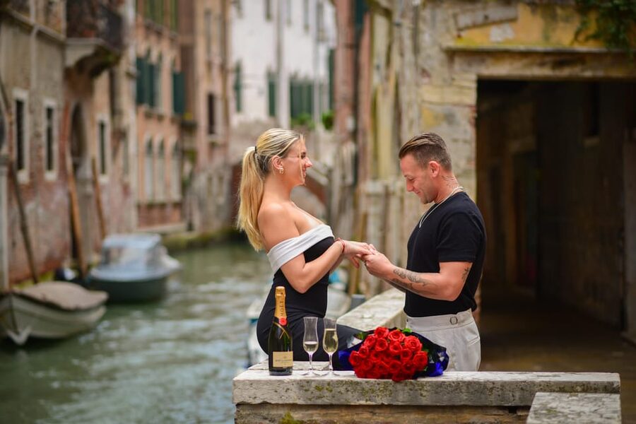 Photoshoot in Venice: Your Story, Our Lens - Book Now! - Rialto Bridge meeting point and first shots at the top