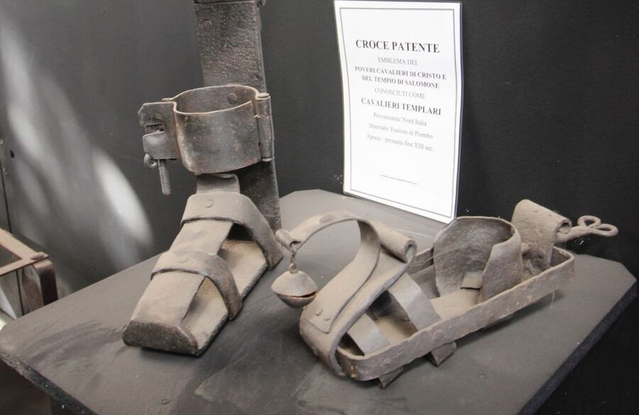 Prisons' Palace: Maleficia, Inquistion torture tools - Torture instruments you can actually see, garrote, head crusher, pillory, whipping post