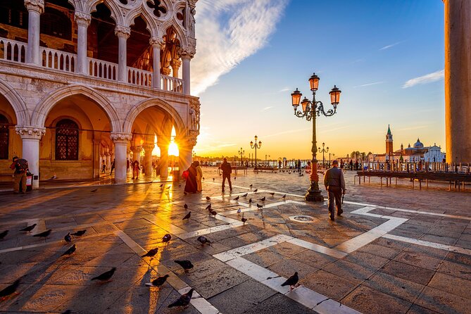 Private Best of Venice Walking Tour with St Mark's Basilica - How the guide handles crowds: radio headsets and pacing