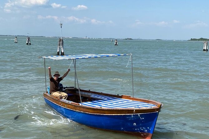 Private boat tour to the islands of Venice - Stop 2: Burano for colorful houses and hand-made tombolo lace