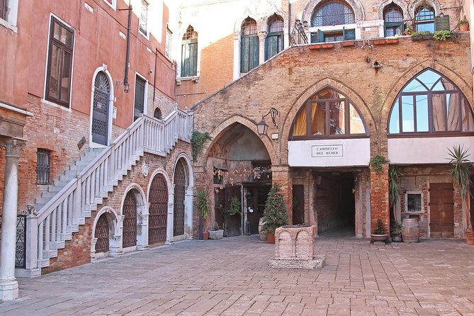 Private Food Tour: Cicheti & Wine - Ponte di Rialto: Your First View, a Better Story