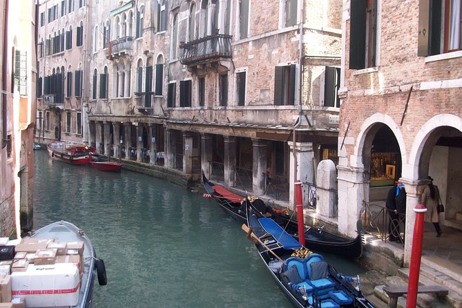 Private Full Day Tour from Milan to Venice with local tour guide and fast train - Rialto Bridge: a quick stop that sets up the rest of the city