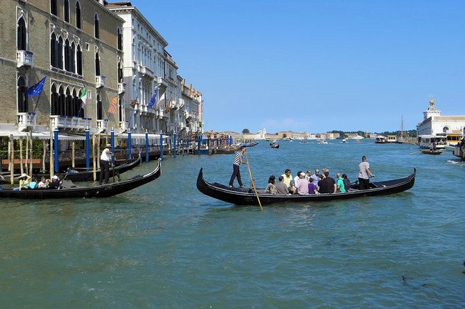 Private Gondola Serenade with Music - The music on board: vocals, accordion, guitar, and birthday moments