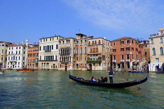 Private Gondola Serenade with Music - Gondolier commentary plus live musicians, why it feels more “complete”