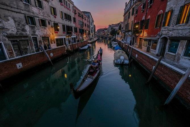 Private Mini Venice Photo Walk 2 Hours - Phone or camera coaching, plus the five-portrait photo bonus