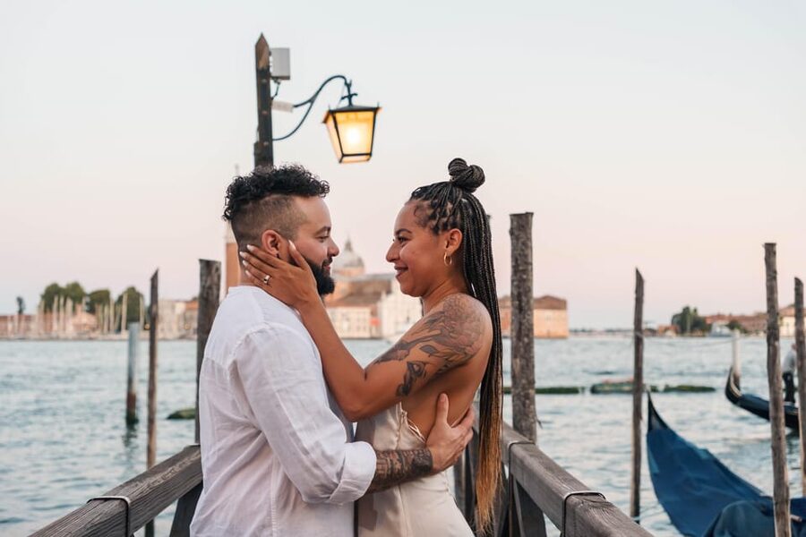 Private Photoshoot of Your Gondola Ride in Venice - The final Venice photo stop: finishing strong with variety