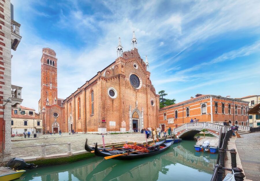 Private tour Rialto area and Frari Church 2-Hour Tour - Getting oriented at Rialto Bridge, where the views are the lesson