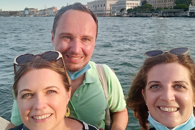 Private Venice Tour with a Local, Highlights & Hidden Gems, 100% Personalised - The secret canal-side path to a pier with Rialto views
