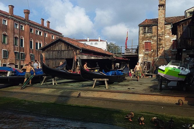Private Venice walking tour plus Murano island lunch and glass factory visit - The boat shift: traghetto to the Grand Canal crossing, then onward to Murano