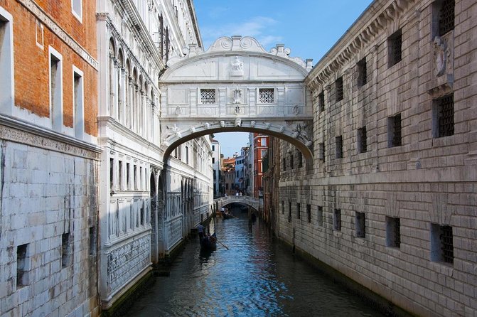 Professional Photographer in Venice, Italy - The city-center photo walk: stops, posing help, and pacing