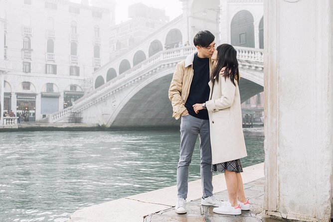 Proposal Photographer in Venice - Dorsoduro and Rialto Bridge: variety in one loop, with a one-minute photo stop