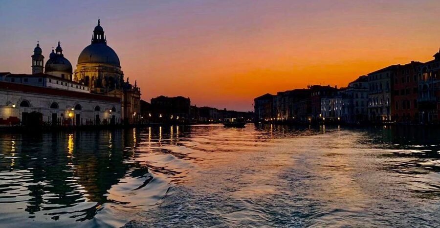 Punta Sabbioni - Venice at Sunset: Boat Tour with Aperitif - The guide factor: why multilingual matters on a night tour