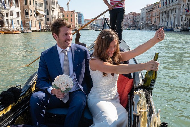 Renew your wedding vows on a romantic gondola - Optional photographer: when it’s worth the extra hour