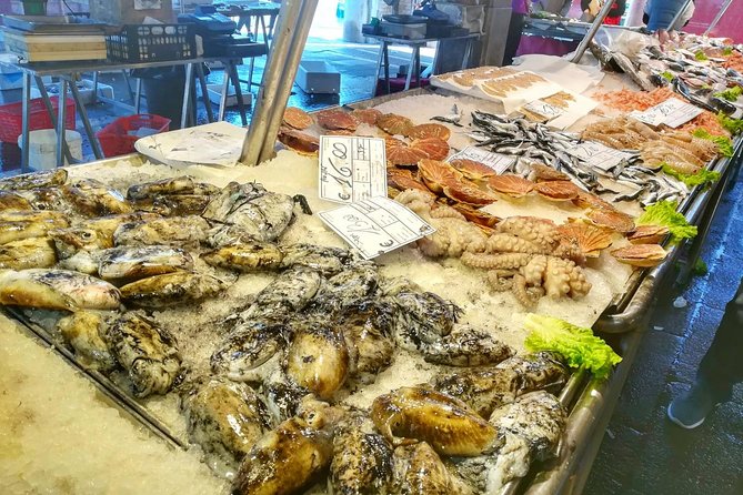 Rialto Market Food Tour: Wine Tasting & Sightseeing in Venice - Stop 1 at Ponte di Rialto, the tastings that set the rhythm