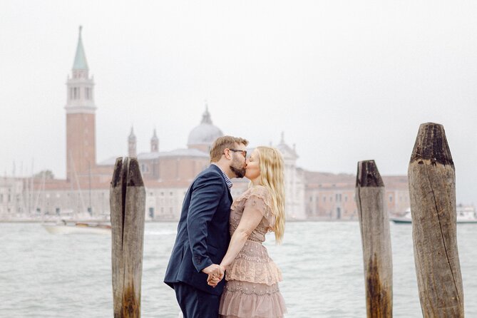 Romantic Photoshoot in Venice - How the Photographer Makes You Look Natural (Even If You Hate Posing)
