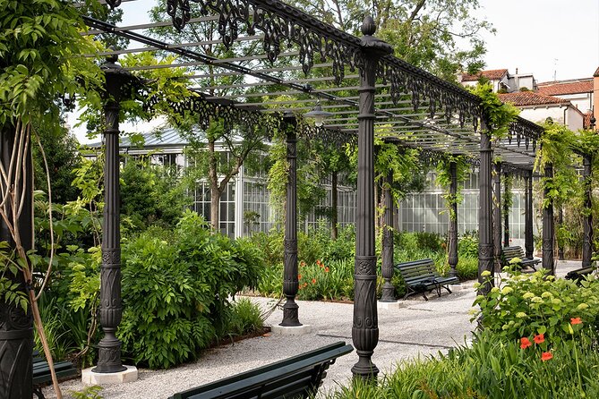Royal Gardens & St.Mark Basin View Casanova Aperitif - No Live Guide, Just a Mobile App: Using It Without Earphones