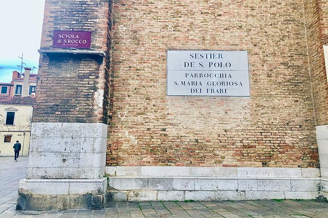 San Polo, Rialto & Frari: 2-Hour Private Walking Tour in Venice - Stop 2: Il Gobbo di San Giacomo, a statue with a story