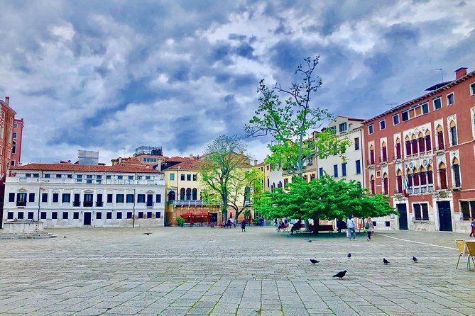 San Polo, Rialto & Frari: 2-Hour Private Walking Tour in Venice - Stop 3: Mercati di Rialto, shopping streets as living history