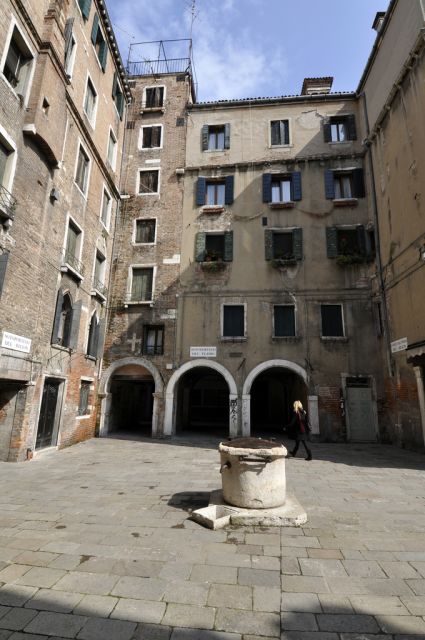 Secret Venice: 2-Hour Private Walking Tour - Starting at Campo San Bartolomeo, and How the Tour Sets the Tone