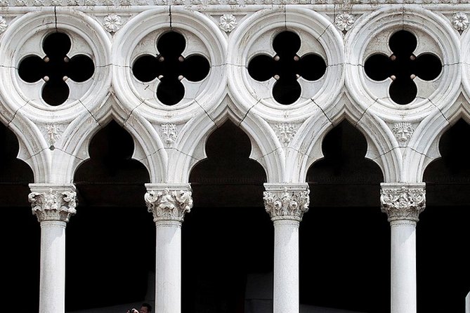 Skip the Line: Doge's Palace Guided Tour in Venice - Famous Artists and the Gilded Staircase Moment