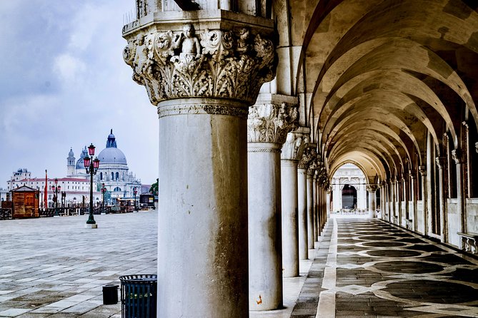 Skip the line Doge's Palace Guided Walking Tour in Venice - Walking Into Power: The Courtyard and Golden Staircase