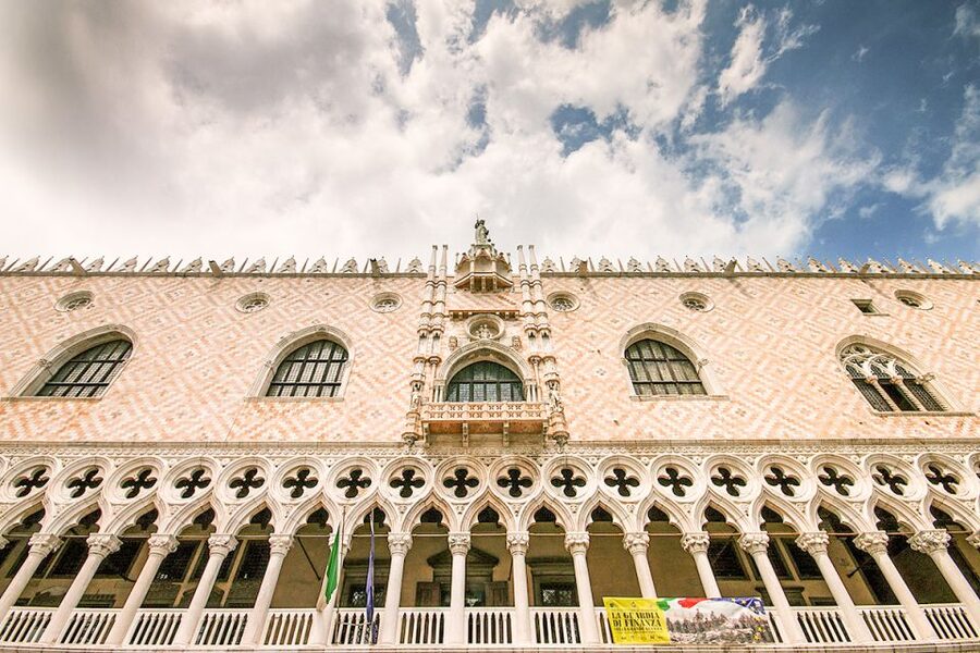 Skip-the-Line Guided Tour of Doge's Palace - The prisoner story: Bridge of Sighs and life in the dark