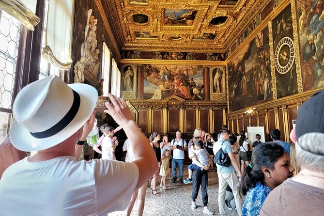 St Mark's, Doge's Palace, with Murano and Burano & Gondola Ride - Lunch Break in Venice: Simple, Local, and On Your Own