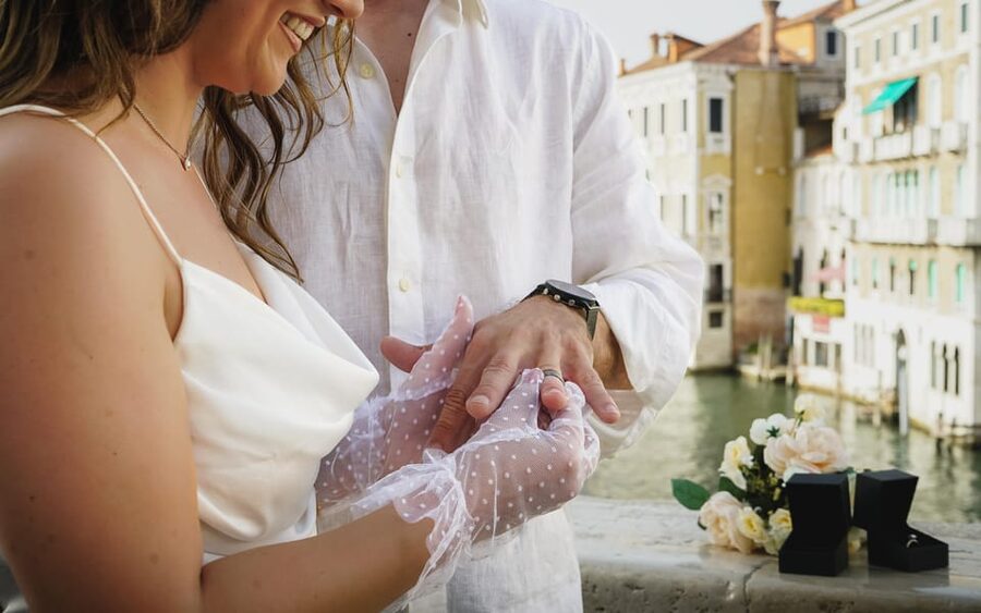 Stylish Photoshoots in Venice - Where You Meet: Naranzaria, Right by the Rialto Action